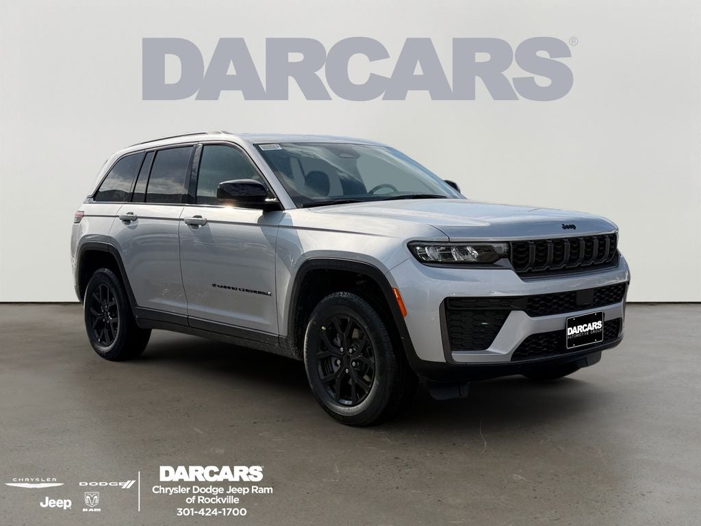 2026 Jeep Grand Cherokee Altitude Altitude in Silver Zynith Exterior Paint — front three-quarter view