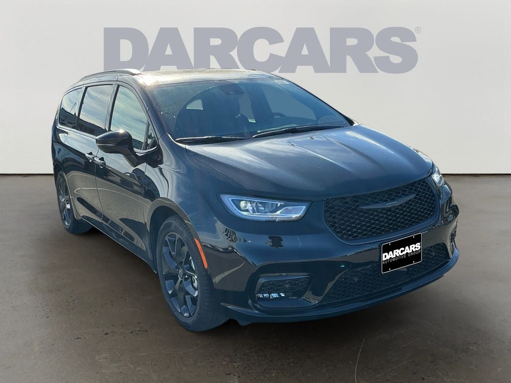 2026 Chrysler Pacifica Limited in Diamond Black Crystal Pearl-Coat Exterior Paint — front three-quarter view